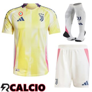 Insieme Seconda Maglia Juventus (Pantaloncini + Calzini) 2024/2025  Insieme Seconda Maglia Juventus (Pantaloncini + Calzini) 2024/2025